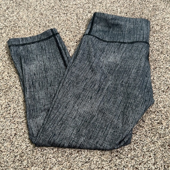 Lululemon crop gray leggings size 6 workout - Picture 9 of 9